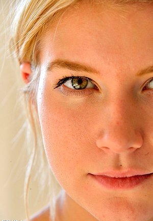 Inked-up babe takes off her high heel to fuck her own pussy on the bed